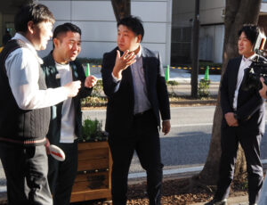 「新横浜ストリートマネジメント委員会」の鬼嶋さん（右から2人目）と岩岡さん（最右）がユーモアたっぷりに対応。鬼嶋さんの“切れ味抜群”のトークに笑顔も
