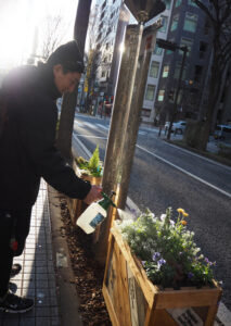 木製のボックスは「陽当たり」と植え込みの状態がよくない場所のため横浜市に申請し12月中旬から設置。現在3基あるが徐々に増やしていく予定だという
