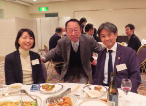 歓談タイムでは昨年（2023年）6月から就任した町内会顧問でJR東海・新横浜駅長の柴田裕子さん（左）の姿も