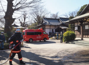 消防車両が西方寺に乗り入れての訓練が行われていた（2023年1月26日）