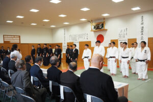 4年ぶりに地域からの来賓約100人が来訪し行われた「武道始式」で港北警察官友の会副会長の野澤恵美子さんが署員を激励した（1月18日）