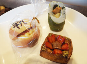 昨年誕生した「竹とうろうあまっちゃパン」も含み計3種類の「小机小スペシャル」パンを販売している（1月27日）