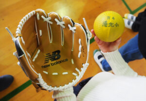 大谷翔平選手（ロサンゼルス・ドジャース所属）から贈られた「ニューバランス」製のジュニア用の野球グローブ。右側（小指の部分）に大谷選手のサインが刻印されている