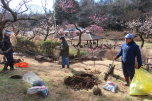 「記念植樹」の準備を行う冨塚さん、裏戸さん、工藤さん（左より）