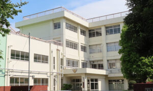 新羽中学校が「エコスクールパイロット・モデル校」として校舎の改修が行われた経緯などについても授業内で紹介される予定（写真はイメージ）