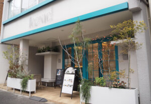 東白楽駅から徒歩2分・横浜上麻生道路沿いにある「ICONIC STAGE（アイコニック ステージ）」横浜本店（写真）。新たに東京駅前・新丸ビルに2号店を出店した