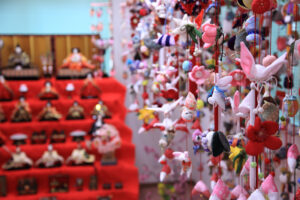 新羽町で恒例となった「つるし雛祭り（ひなまつり）」（2021年3月開催時、新羽町大竹町内会館）