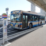 「川向南耕地」バス停と96系統のバス（3月18日）