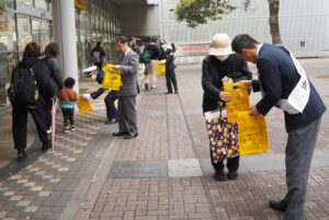 4月5日（金）14時から14時30分まで新横浜駅前広場（東広場）で行われた「春の全国交通安全運動キャンペーン」のようす