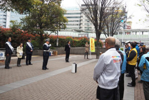 港北交通安全協会の嶋村代表理事が「ちょっと寒い中」行ったイベント参加への感謝の言葉を述べていた