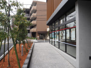 環状2号線側の「レジデンス棟」。「リンクス（LINCS）大倉山」と名付けた複合施設では9月にクリニックやカフェなどがオープンする計画となっている