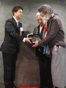 加藤代表理事から土地を寄贈した吉田昌子さん・祥子さんに「感謝」と刻まれた記念品が贈られた
