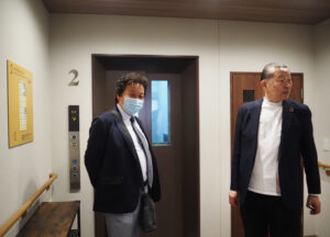 大豆戸町内会の吉田亙会長（左）も療養住宅を見学