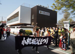 ボーイスカウト横浜第20団が先頭の横断幕や各団体のプラカードを持ち先導した