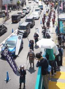 鳥山町での武者行列・パレードは5年ぶり。横浜上麻生線の車両の通行を制限し壮麗な武者たちが闊歩（かっぽ）した