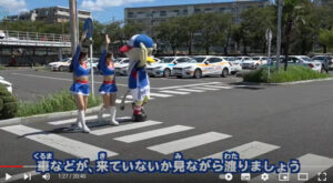 横浜Ｆ・マリノスのキャラクター「マリノスケ」と、公式チアリーティングチーム「トリコロールマーメイズ」のメンバーが活躍。リアルの教室さながらに分かりやすく子どもたちに「交通安全」を伝えている（同）