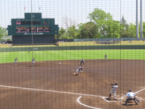 1回表二死、横浜高校の主将で4番の椎木君がレフトへの低いライナー弾となる2ラン本塁打を放ち大きなどよめきが球場を覆った