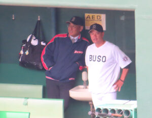 豊田監督（右）自身も武相高校野球部出身。監督を慕い入部する部員も多いという
