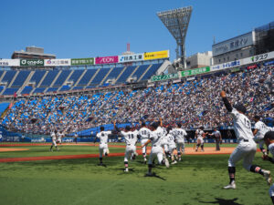 武相高校の勝利の瞬間、喜びを爆発させる選手たち（5月3日、横浜スタジアム）