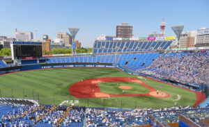 約1万人の観客が訪れた横浜スタジアム。武相高校がある妙蓮寺駅から横浜スタジアムがある日本大通り駅まで東横線・みなとみらい線で乗り換えなし・14分程度でアクセスできることもあり、1塁側には多くの学校関係者やOBの姿が見られた（5月4日）