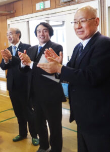 太尾小学校での台湾との音楽による「交流企画」での竹崎さん（右）。館（やかた）雅之校長（中央）、漆原順一前港北区長とともに（2024年1月）