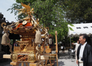 石川宮司も神社にまつわるデザインを多く採用している「宮神輿」を笑顔で出迎えていた