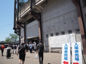 JR高崎駅から徒歩10数分でアクセス可能な高崎市城南野球場には神奈川県、横浜市や港北区周辺からも武相高校の応援に訪れる人々の姿が見られた（5月18日）