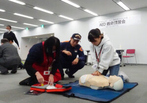 誰もが「救急救命」を学べる機会を増やすことが望まれる（「新横浜中央ビル＝R東海・新横浜駅ビルでの救命講習会、2023年11月）