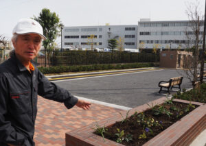 新たに整備された「新田緑道」に完成した花壇の手入れも行っているという下村さん（4月2日）