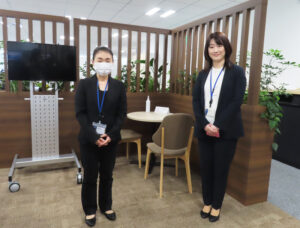 「相模原カスタマーセンター」所長の山本優香さん（右）は活気があふれ働きやすい職場づくりを目指しているという