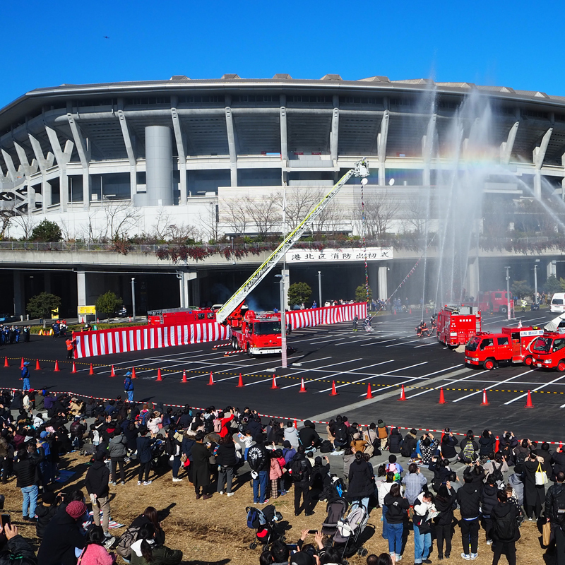虹かかる日産スタジアムでの一斉放水に歓喜、2025年「消防出初式」に約