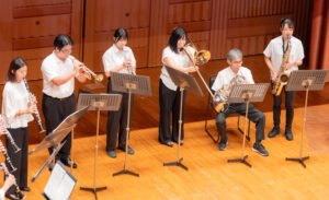 港北区ゆかりの吹奏楽団「はなみずきウインドオーケストラ」有志が「横浜市歌」と「鉄道唱歌」の2曲を演奏した