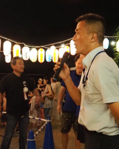 夏祭り会場で、地域の人々とのふれあいも（2024年7月）