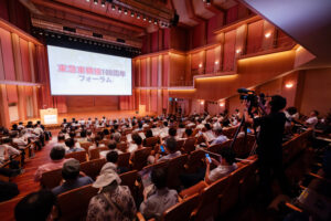 当日の映像撮影は「港北ふるさとテレビ局」、写真撮影は株式会社冨川写真（ふかわ写真館、大曽根台）の冨川拓未さんが担当した（慶應義塾大学日吉キャンパス・協生館内藤原洋記念ホール、2025年8月19日）