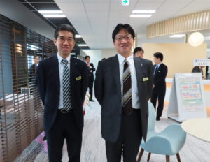 新綱島支店に続き、コンサルティングにも適した明るい雰囲気の店舗に。新綱島支店には佐藤渡支店長が新たに着任、佐藤顕太朗前支店長（左）は横浜支社の営業部長として港北区も含む営業エリアを担当する
