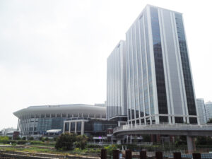 Kタワー横浜（右）は横浜駅や新高島駅からアクセスしやすい場所にある。周辺3区や市北部エリア、川崎エリアも含むエリアの営業活動に注力していく