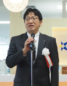 久保支社長は「今日から私たちはこの新しい舞台で新たな挑戦を開始します。一人ひとりが力を尽くし、互いに切磋琢磨しながら、頼れる横浜支社、そして横浜支店・横浜西口支店と呼ばれる存在を共に築いてまいりましょう」と呼び掛けた