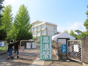 港北高校へは市営バス「太尾小学校前」や「太尾堤」などのバス停からのアクセスも可能（2024年開催時）