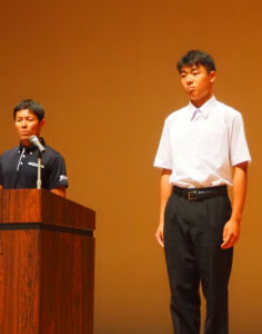 慶應高校の現在の部員数は65人。新チームの特徴は「流れに乗ったら止まらない」。対戦相手については（地元同士とあり）驚いた様子だったが、試合に向けての抱負は「どんな相手でも一戦一戦、熱いベンチと監督と一丸となって戦っていきたい」と主務（マネージャー代表）を務める谷君