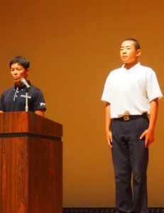 武相高校の部員数は約60人。強豪校が多いブロックに入った印象と語り、新チームの特徴は夏までの3年生の代で出た選手が少なかったこともあり、チームスローガン「雑草の逆襲」を基に粘り強く一戦一戦大切に戦っていきたいと語る。インタビューには主将（キャプテン）代行の捕手（キャッチャー）野崎君が対応した