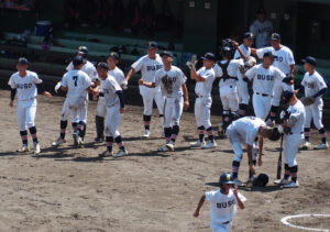 慶應打線を抑える選手たちを出迎えるベンチの雰囲気もより明るさを増していくかのようだった