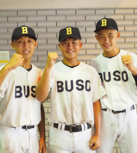 試合後に笑顔を見せる富田くん、小林泰河君、坂本君（左より）