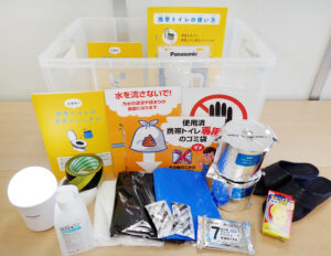 港北区でも区内の全ての地域防災拠点に指定されている小中学校（全29拠点）に素早いトイレ確保を目的とした「トイレスターターキット」を配備したばかり（港北区提供）
