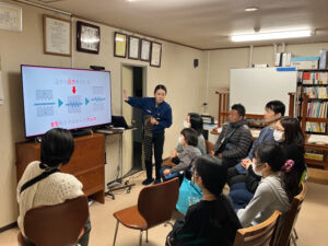 株式会社キョーワハーツ(高田西1)で行われた「日本が誇る『プレス技術』を体験しよう」企画の様子(港北区提供)