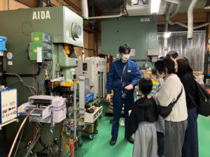 港北区内の企業が誇る「最新技術」にリアルに触れられる貴重な学びの機会として注目されている(株式会社キョーワハーツでの開催時、港北区提供)