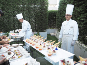 彩り豊かな立食パーティーメニューをこの日披露した総料理長の岩崎和己さん（右）、ペストリー料理長の池田達彦さん