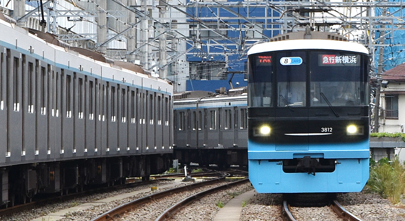 新横浜線＞赤い帯の「目黒線車両」が水色に、座席や床もリニューアル