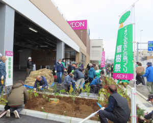 「そよら横浜高田」(高田西1)オープン時の「イオンふるさとの森づくり」植樹祭の様子(2024年3月)
