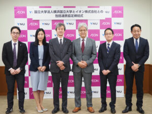 梅原学長と渡邉副社長を囲んで、村瀬誠研究・学術情報部部長、泉真由子副学長、津末浩治リスクマネジメント担当・責任者、本松才二リスクマネジメント統括部エネルギー取引改革推進室長(左より)