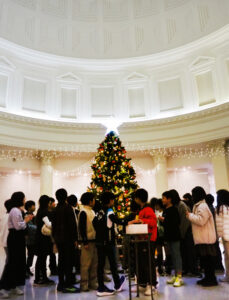 新横浜プリンスホテルで行われた大豆戸小学校の4年生1クラス36人とのクリスマスツリー点灯式。ライトが輝く瞬間には子どもたちがツリーを見上げる姿が見られた